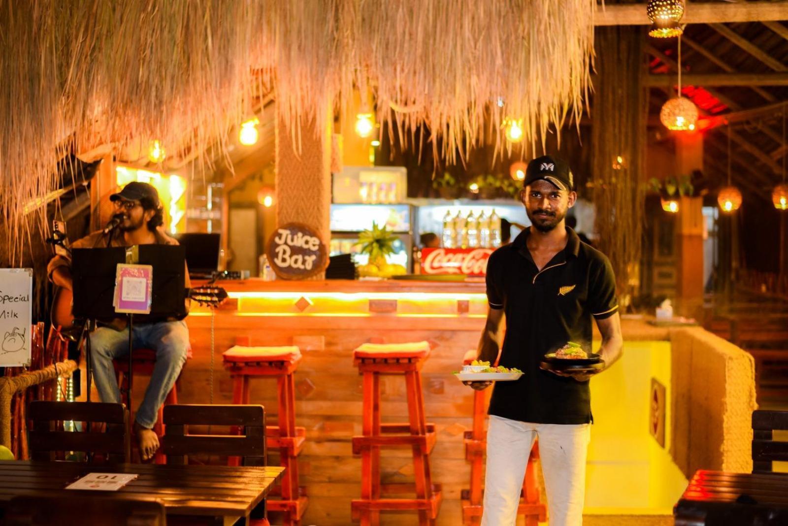 Coconut Style Restaurant & Milinda Guest 호텔 우나와투나 외부 사진